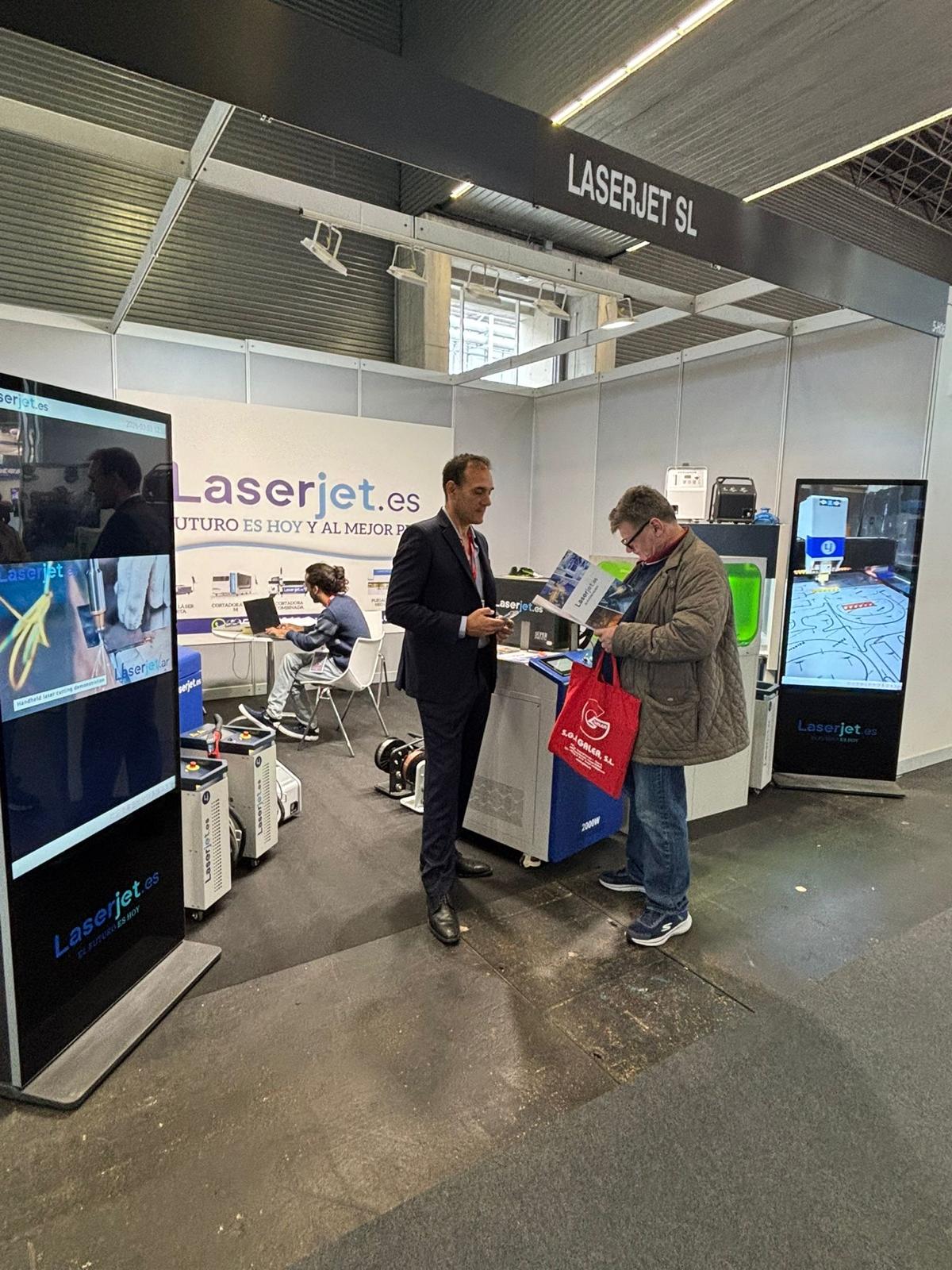 Atención al cliente en feria con tótems digitales